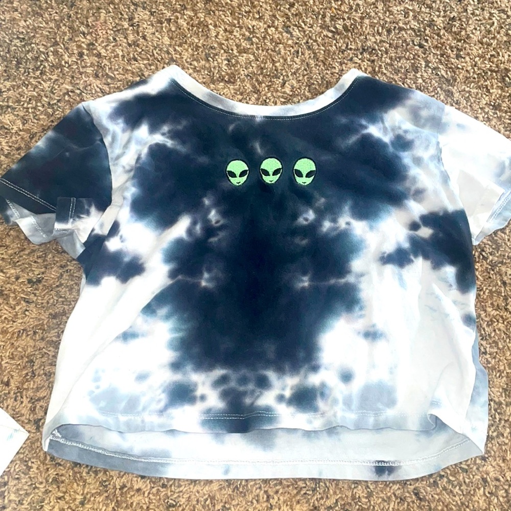 A alíen crop top